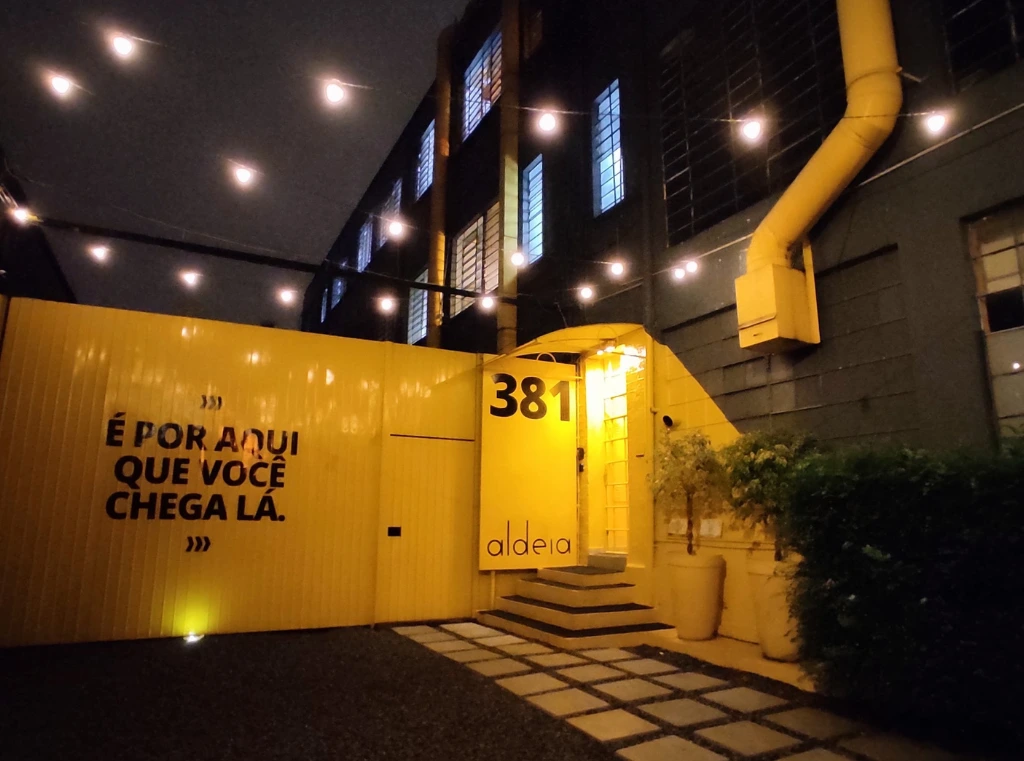 Fachada do predio amarelo coworking em curitiba